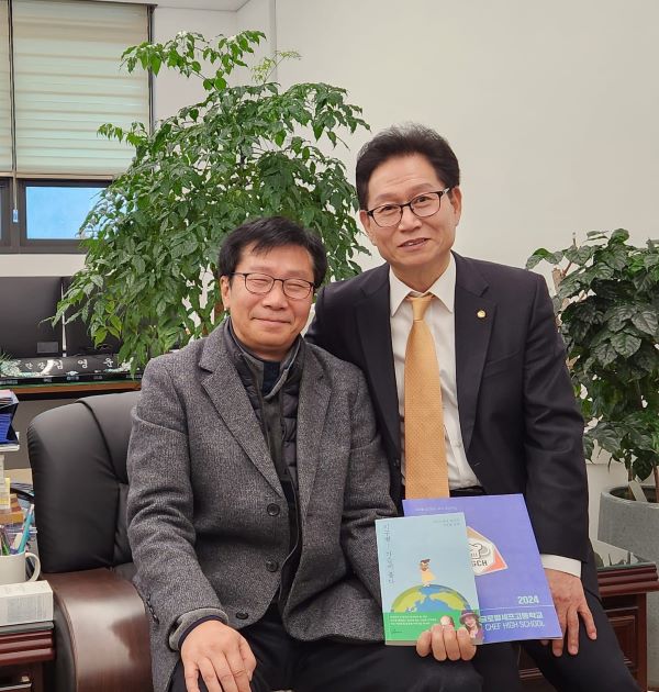 Principal of Chef International High School of Korea Kim Young-won 9Left) and Professor Cho Chang-min (Right)