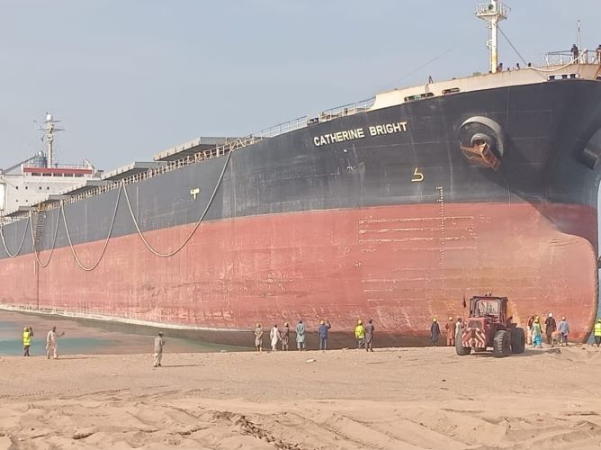 The ship where two laborers died - Sindh Courier