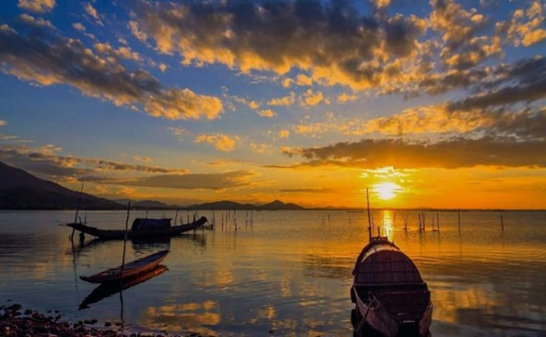 The-sunset-over-Tam-Giang-Lagoon-is-breathtakingly-beautiful.