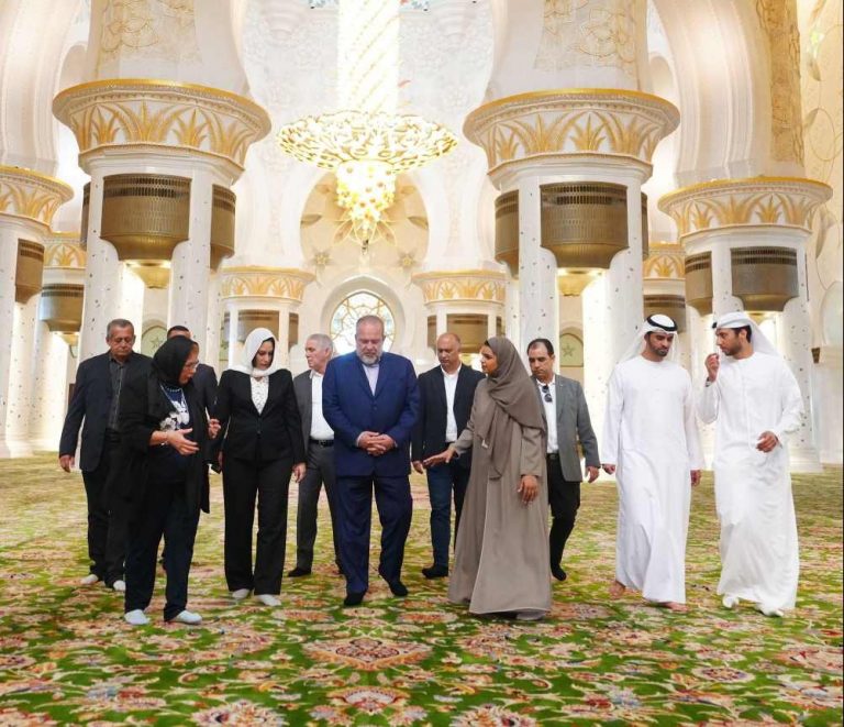 Cuban Prime Minister visits Sheikh Zayed Grand Mosque
