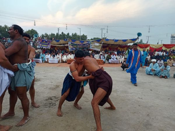 Sindhi Wrestlers Show Their Skills at Malakhrro