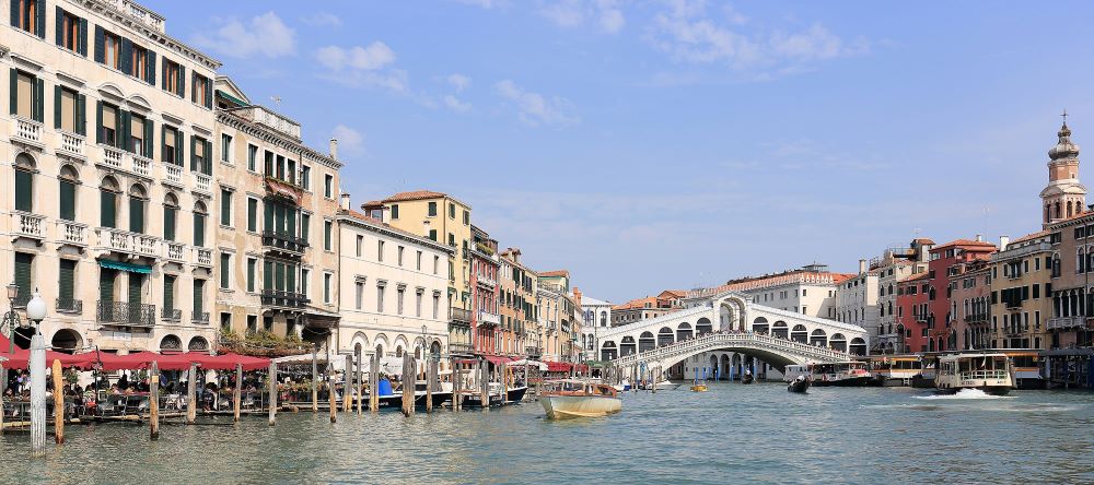 Panorama_of_Canal_Grande_and_Ponte_di_Rialto,_Venice_-_September_2017